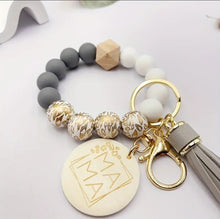 Load image into Gallery viewer, Mama Beaded Wristlet Leopard
